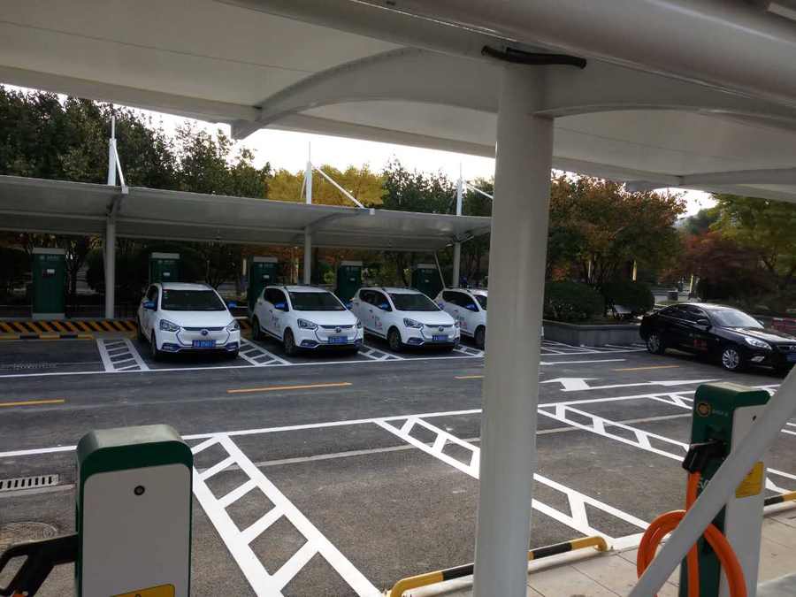 七字型的汽車停車棚，也是汽車蓬里，使用比較多的一款造型
